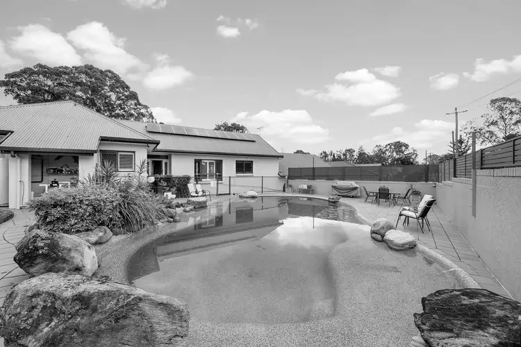 2 Reynolds Street, Carindale QLD 4152