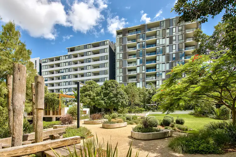 10306/320 Macarthur Avenue