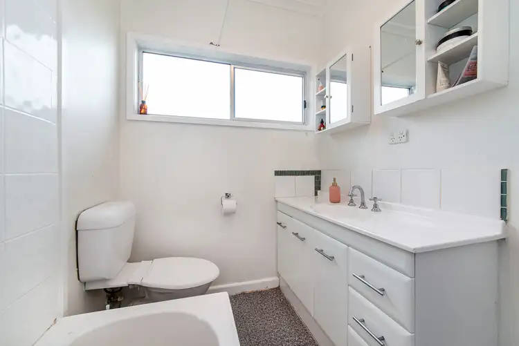 Fifth view of Homely house listing, 2 Walls Crescent, Hamilton VIC 3300