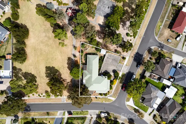 9 Josephine Avenue, Cranbourne North VIC 3977