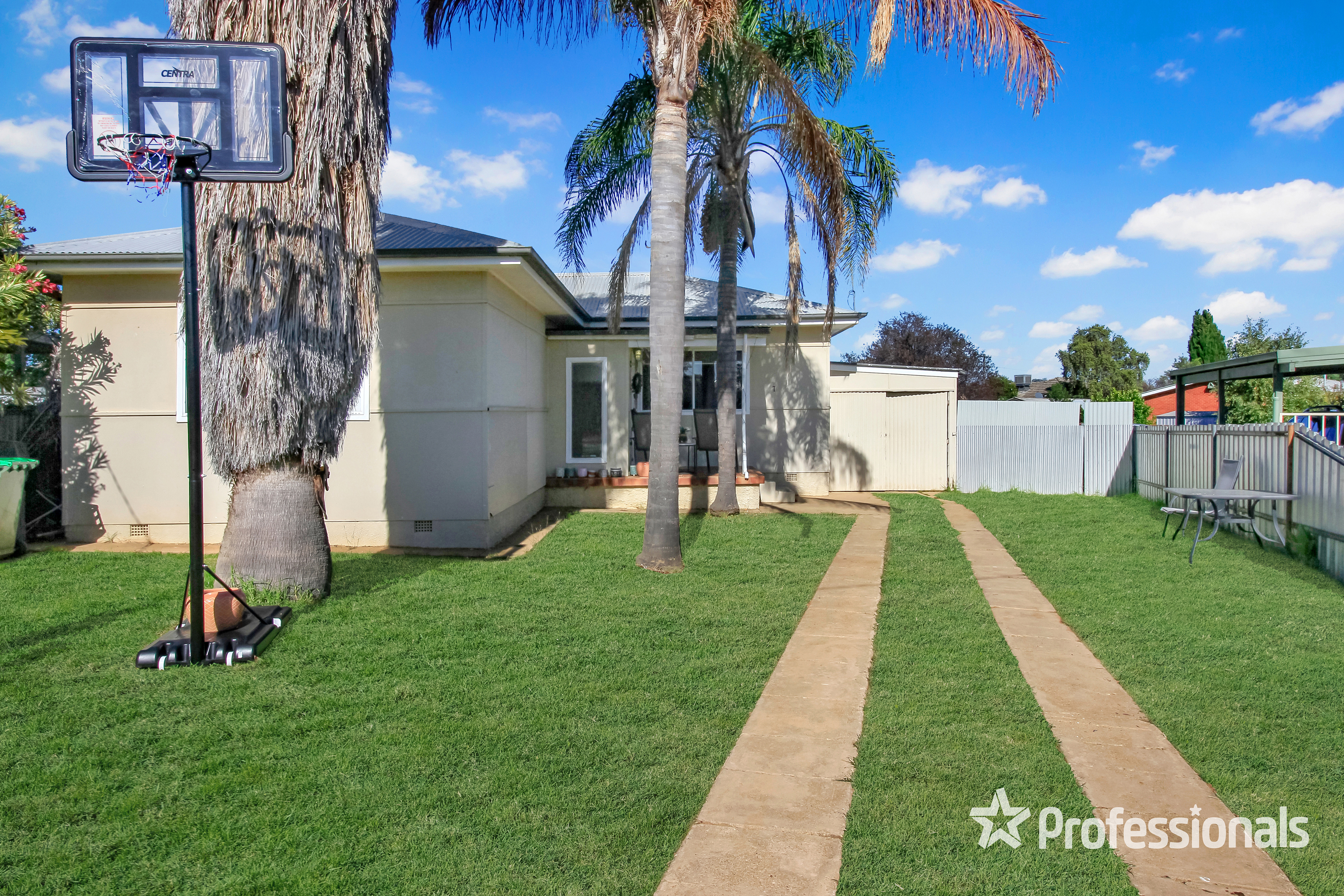 7 Binnak Place, Mount Austin NSW 2650