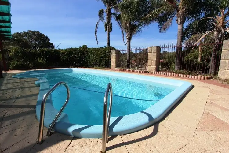 1 Silkwood Close, Halls Head WA 6210