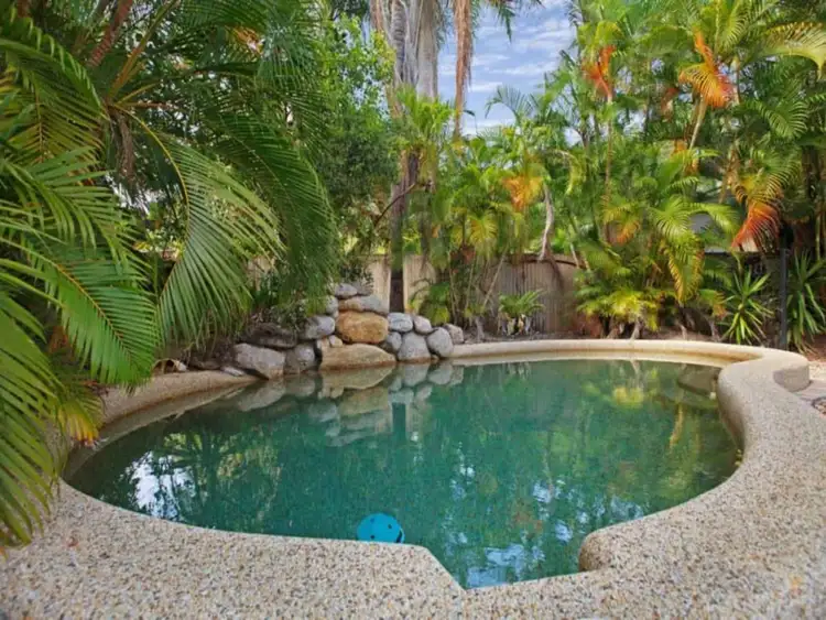 4 Flora Close, Clifton Beach QLD 4879