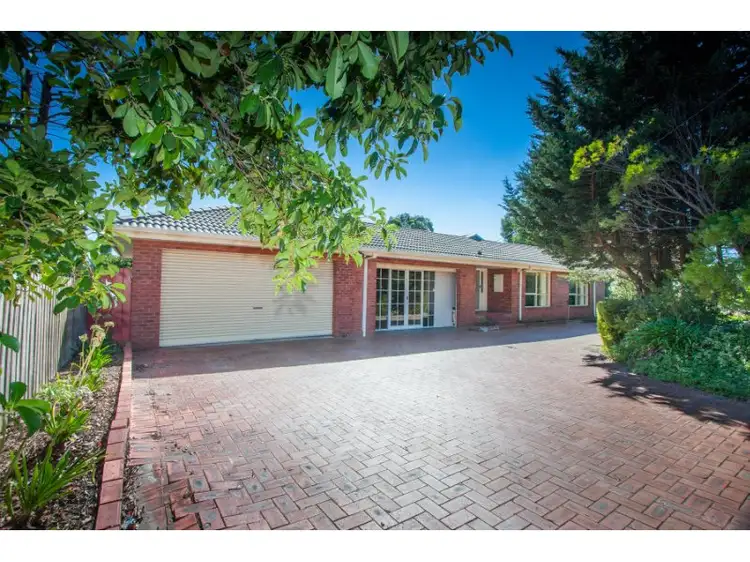33 Rose Boulevard, Lancefield VIC 3435