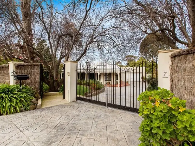 7 Mount Eliza Way, Mount Eliza VIC 3930
