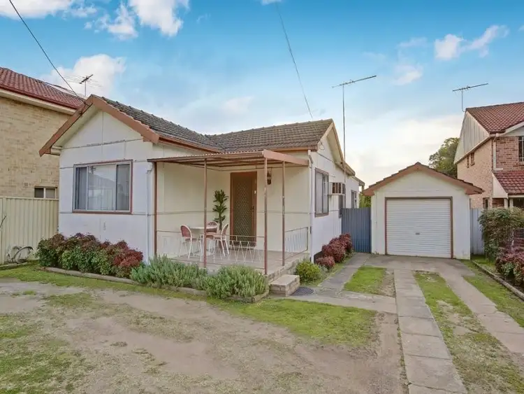 8 Fields Road, Macquarie Fields NSW 2564
