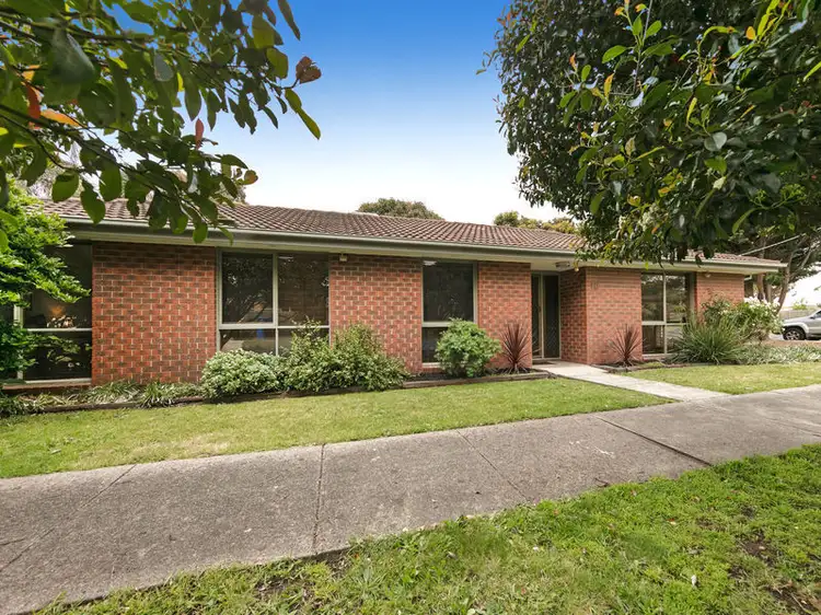 16 Evelyne Avenue, Cranbourne VIC 3977