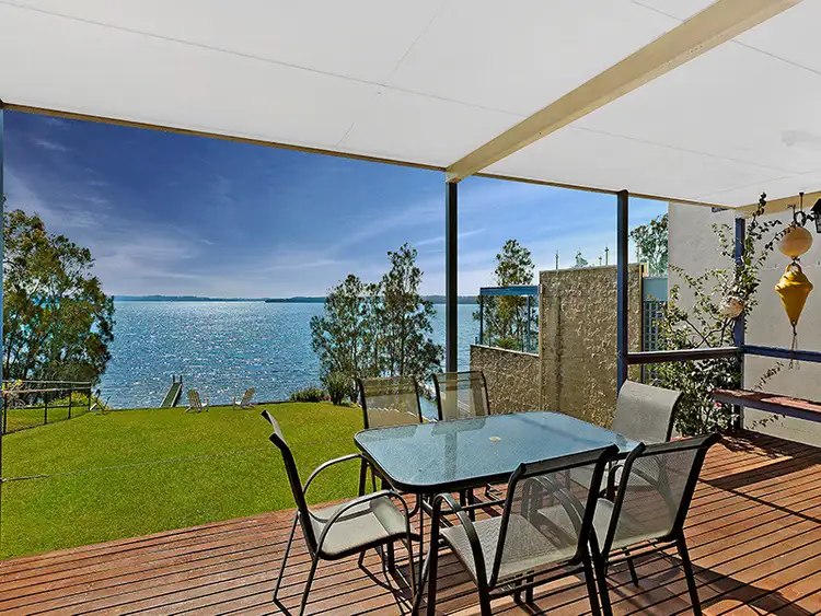 6 Bambury Avenue, Summerland Point NSW 2259