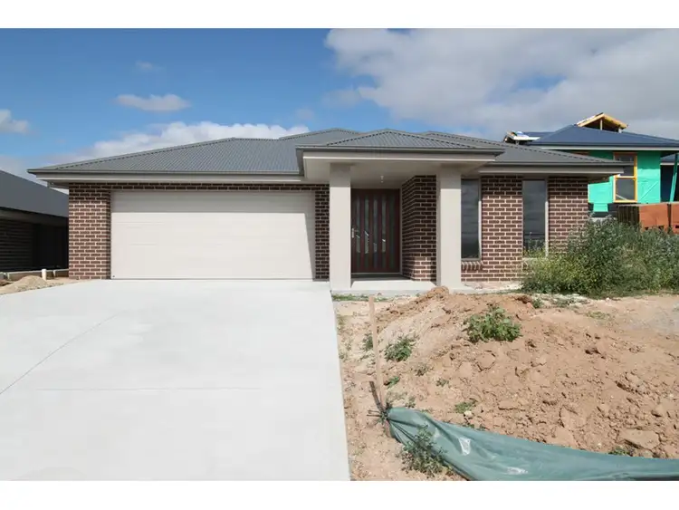 4A Morgan Place, Llanarth NSW 2795