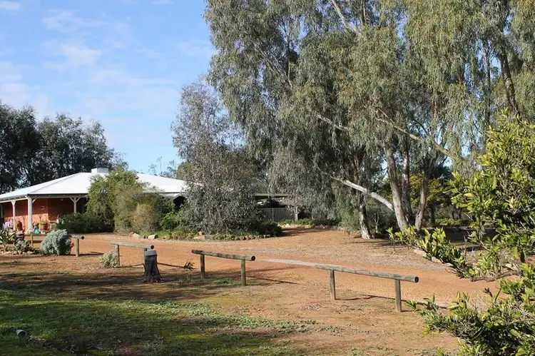 8 Lee Crescent, York WA 6302