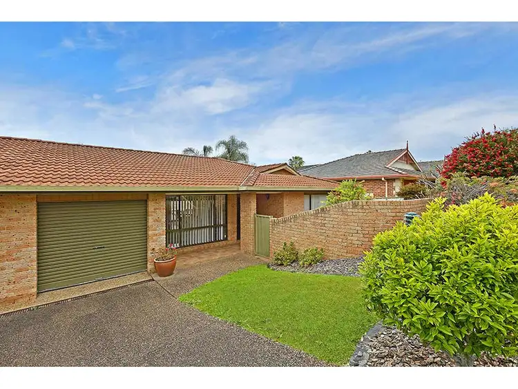 1/2 Robert Place, Bateau Bay NSW 2261