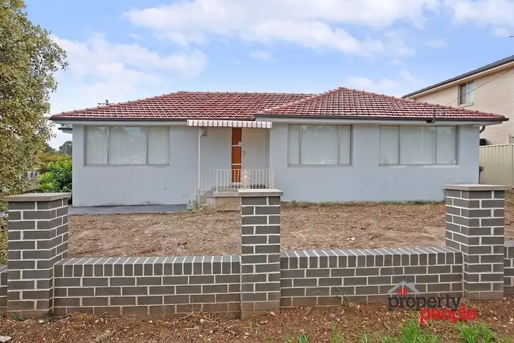 2 Waratah Crescent, Macquarie Fields NSW 2564