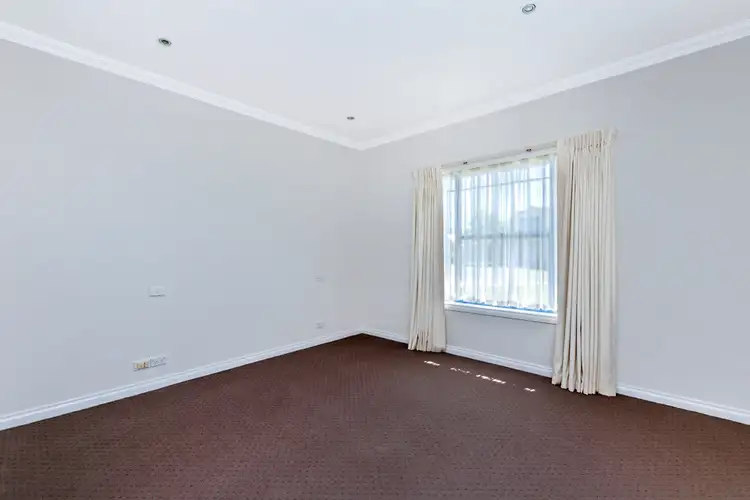 Fifth view of Homely house listing, 10 Lakeside Court, Hamilton VIC 3300