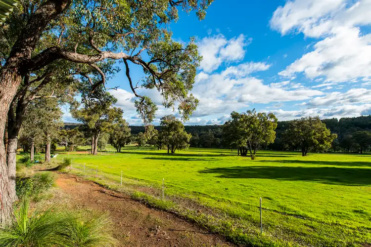 572 Dinsdale Road, Wooroloo WA 6558