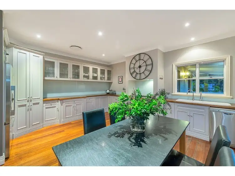 10 Harvey Close, Brookfield QLD 4069