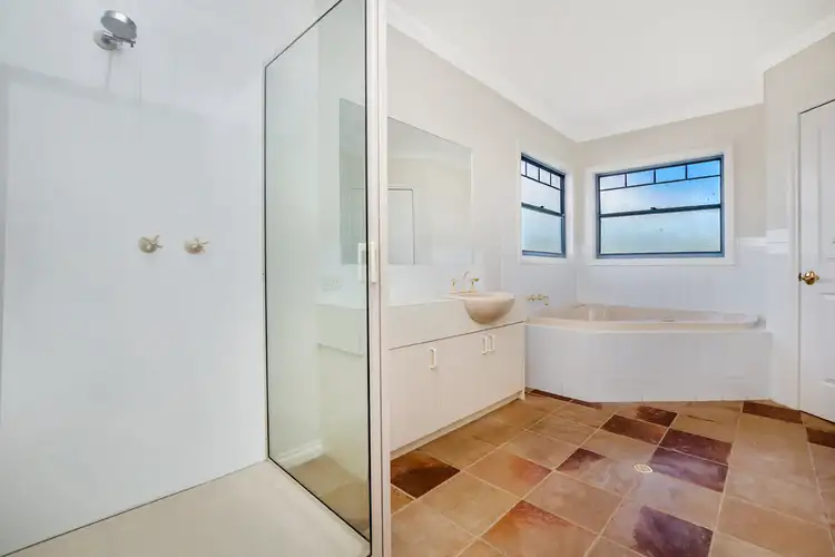 Fourth view of Homely house listing, 10 Lakeside Court, Hamilton VIC 3300