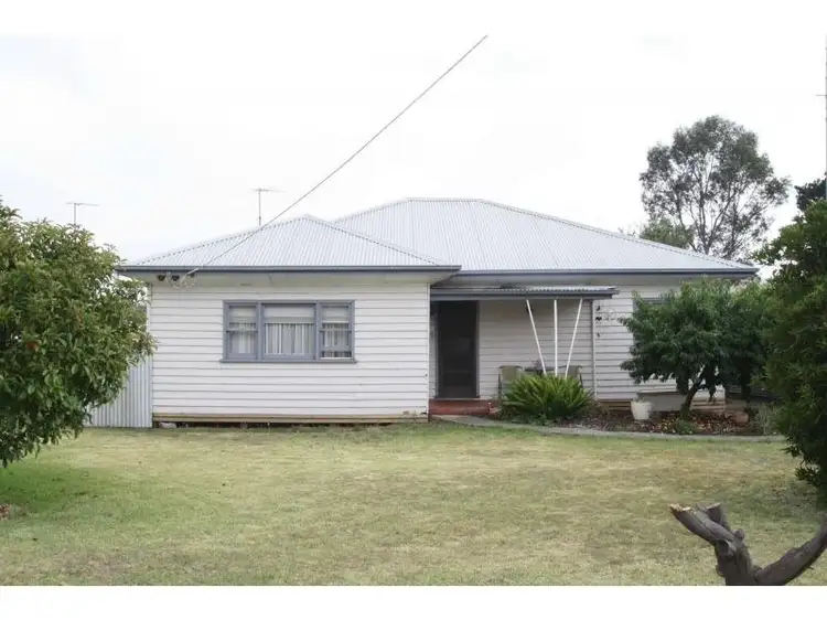 16 Hamilton Road, Coleraine VIC 3315