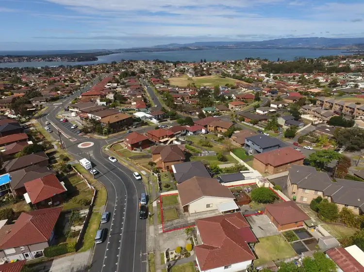 4 Weringa Avenue, Lake Heights NSW 2502