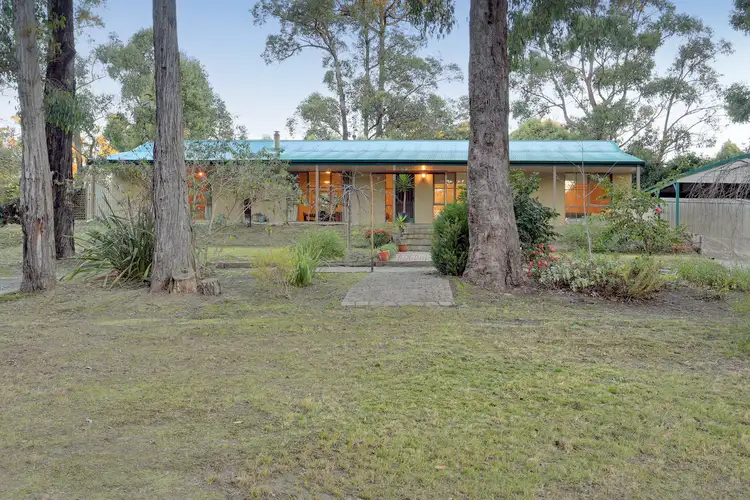 17 Belgrave Avenue, Cockatoo VIC 3781
