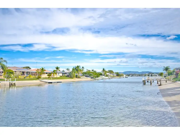 4 McIlwain Drive, Mermaid Waters QLD 4218