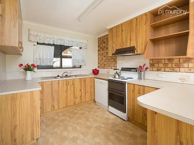 Second view of Homely townhouse listing, 2/21 Parkview Close, Wodonga VIC 3690