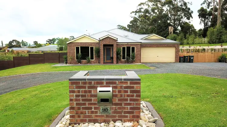 90 Kamanari Court, Drouin VIC 3818