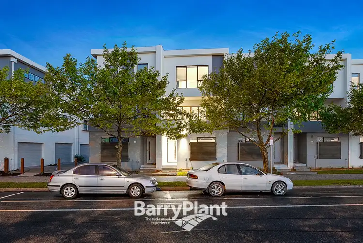 35 Lakeside Bvd, Pakenham VIC 3810