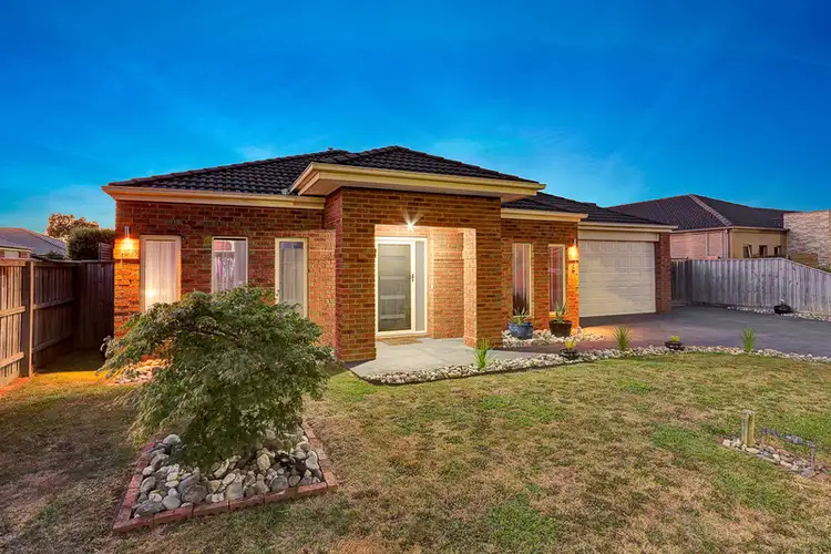 8 McCubbin Avenue, Pakenham VIC 3810