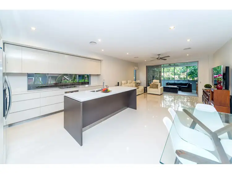 2/9 Eider Avenue, Paradise Point QLD 4216