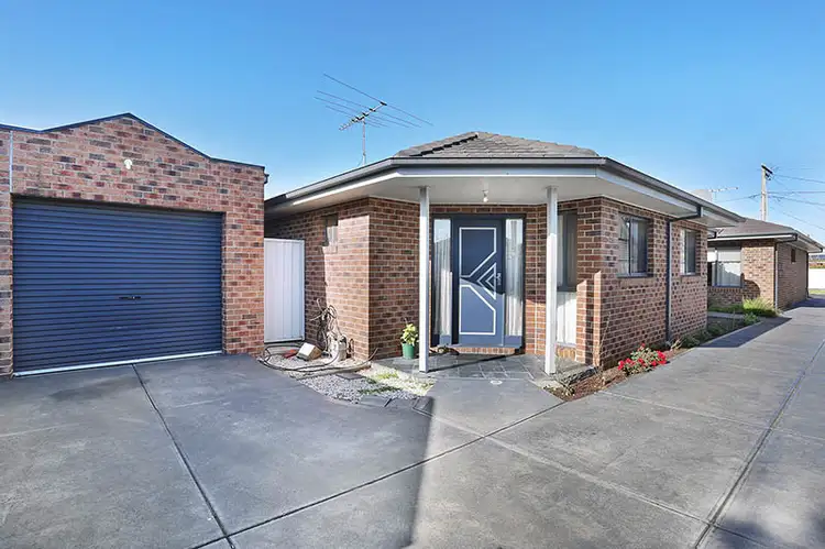 Main view of Homely unit listing, 2/17 DOROTHY Avenue, Sunshine VIC 3020