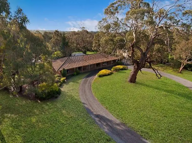 8 Lochberr Court, Hamilton VIC 3300