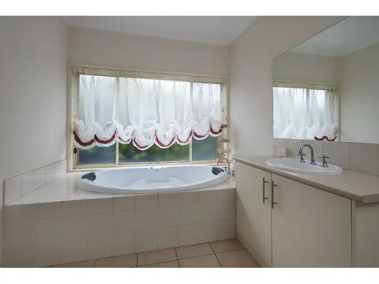 Sixth view of Homely house listing, 2 Larissa Close, Romsey VIC 3434