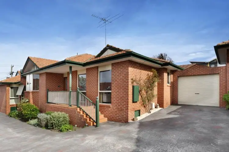 2/88 Woodland Street, Strathmore VIC 3041