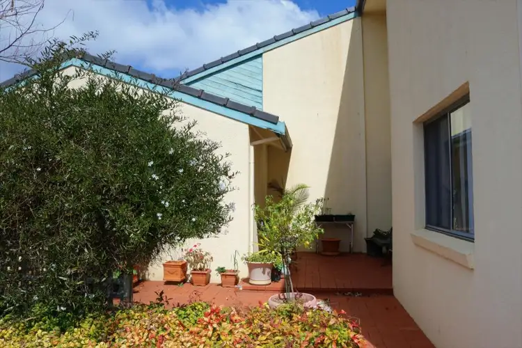 3/4 Old Barracks Lane, Young NSW 2594