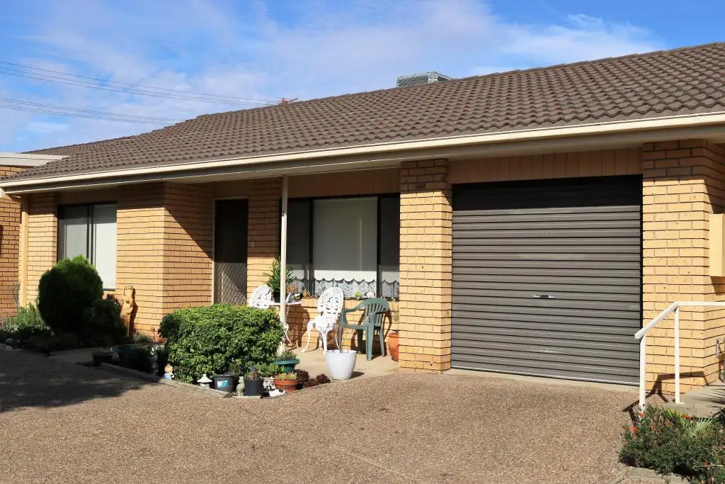 Main view of Homely townhouse listing, 2/5 Currawong Street, Young NSW 2594