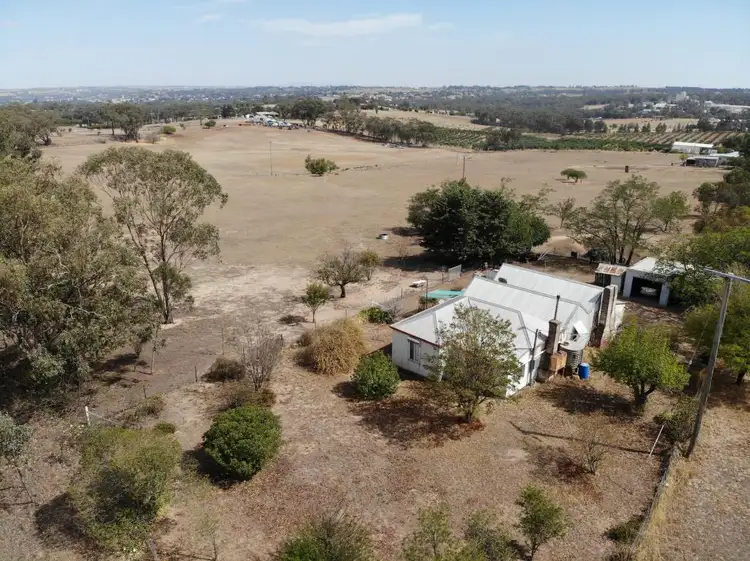 11 Bourkes Lane, Young NSW 2594