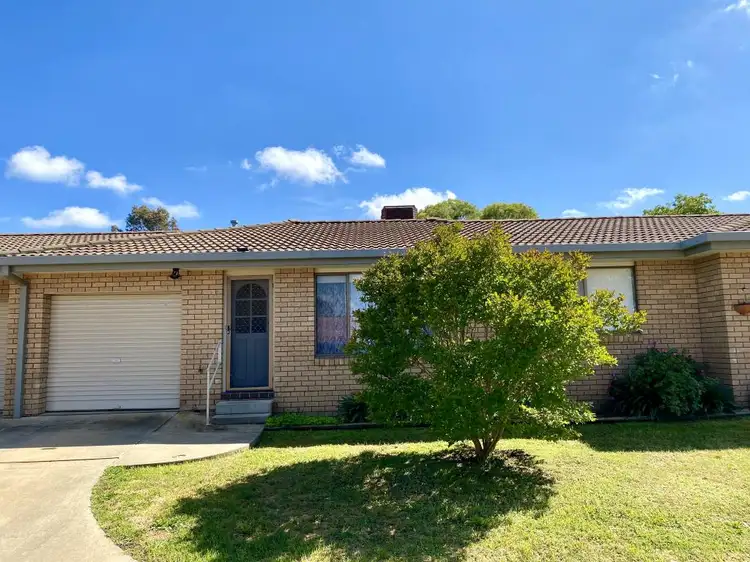 2/63 Blackett Avenue, Young NSW 2594