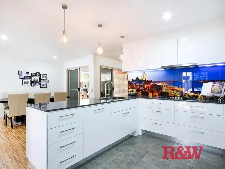 5/2 Swan Street (cnr Weyba Road), Noosaville QLD 4566