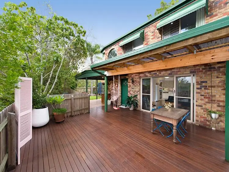 2 Pattison Avenue, Norman Park QLD 4170