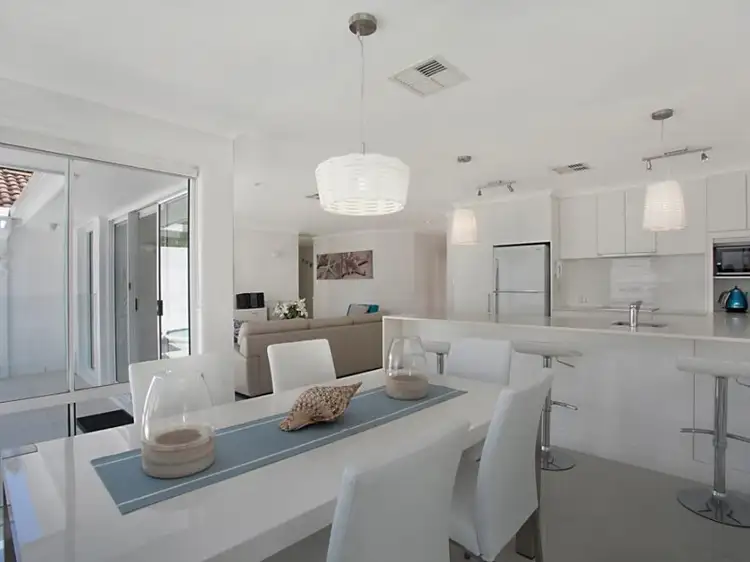 2/4 Sunseeker Close, Noosaville QLD 4566