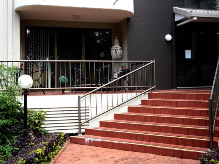 4/9 Bayview Street, Runaway Bay QLD 4216