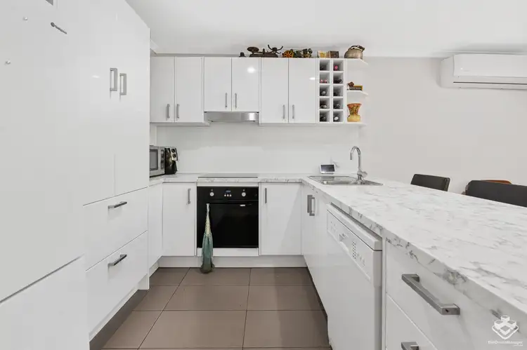 2/102 Alexander Drive, Highland Park QLD 4211