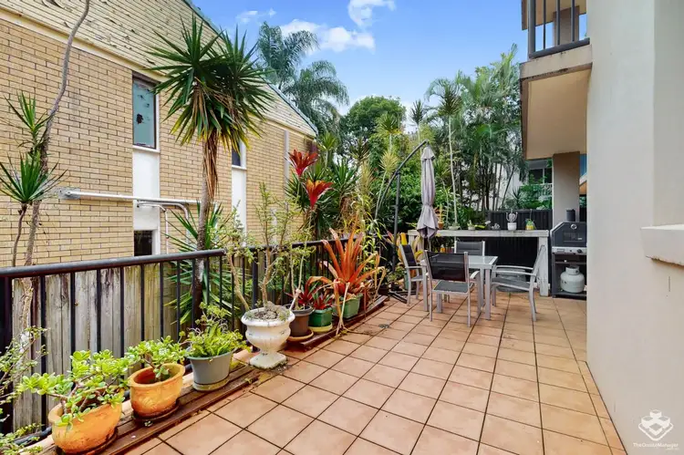 Unit 2/13-15 Illawong Street, Chevron Island QLD 4217