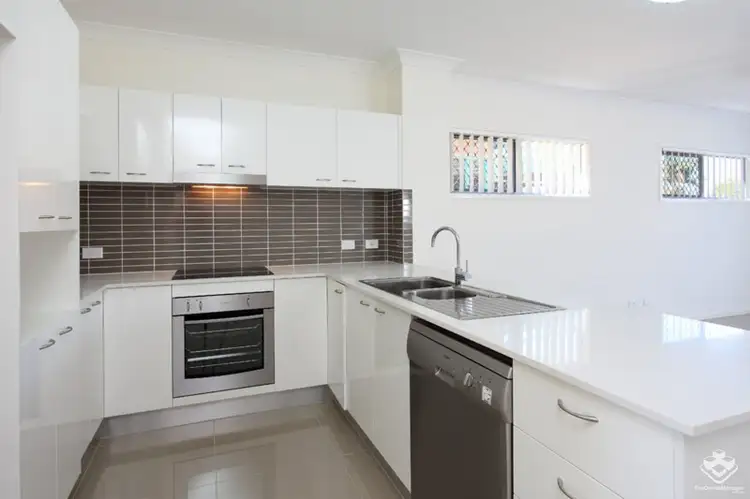 11 / 12 Singh Street, Wynnum West QLD 4178