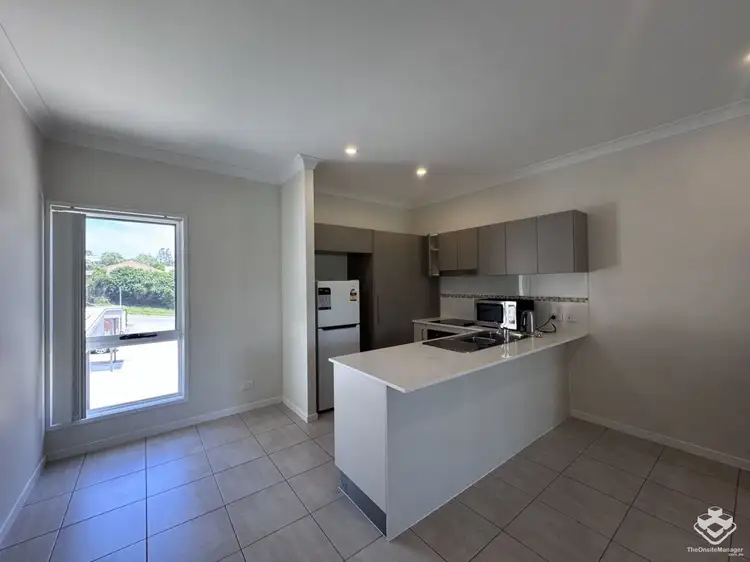 2 Lakes Entrance Drive