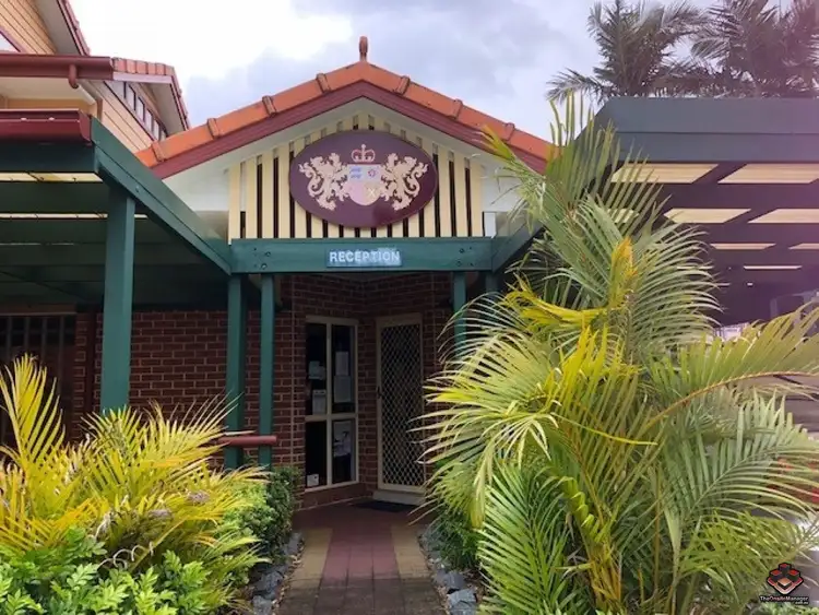 ID:3868139/100 Racecourse Drive