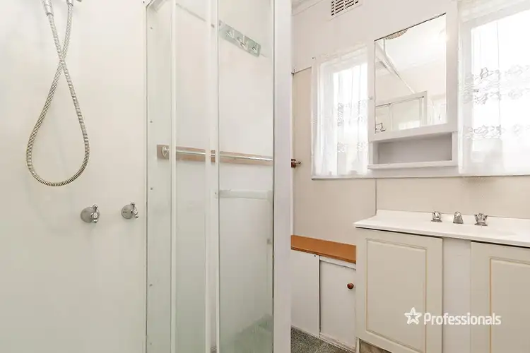 Fourth view of Homely house listing, 1 Beggs Court, Hamilton VIC 3300