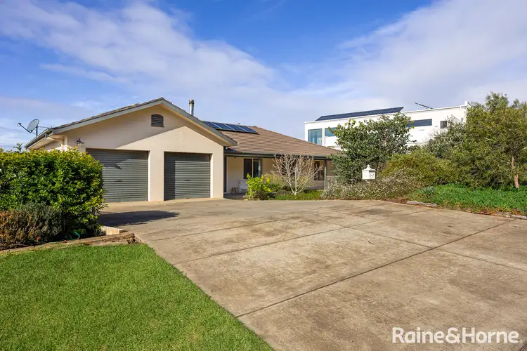 27 Andrews Avenue, Kooringal NSW 2650