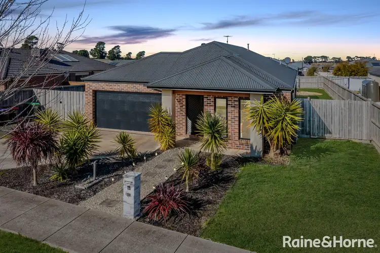 13 Greenfields Boulevard, Romsey VIC 3434