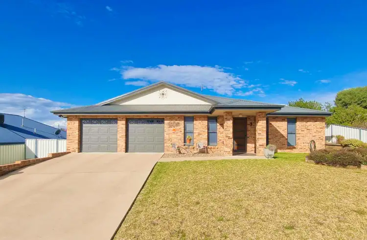 10 Settlers Place, Young NSW 2594